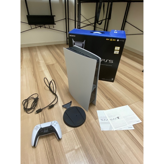 SONY(ソニー)のSONY PlayStation5  デジタルエディション中古 一式 エンタメ/ホビーのゲームソフト/ゲーム機本体(家庭用ゲーム機本体)の商品写真