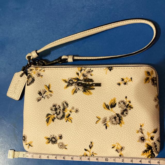 レディース新品未使用　COACHストラップ付きポーチ