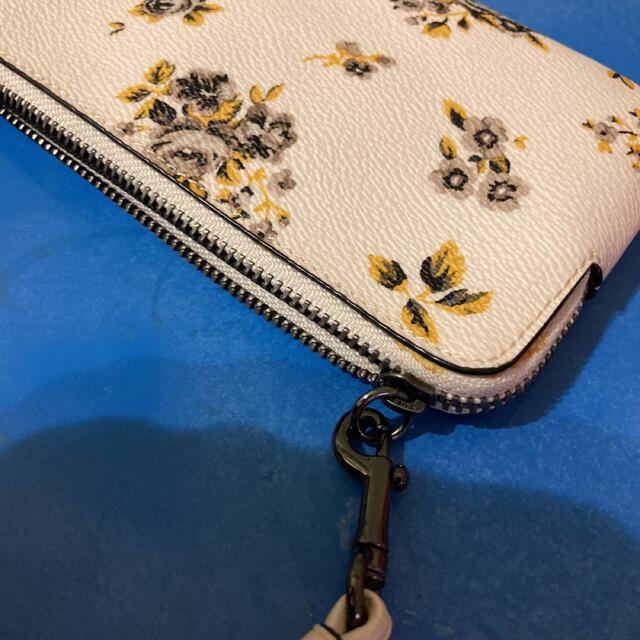 新品未使用 COACHストラップ付きポーチ