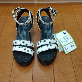 クロックス(crocs)のcrocs サンダル 22cm　leigh graphic wedge w(サンダル)