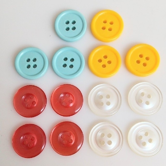 今月限定セール‼️✨淡い赤と白のボタン.各4個.黄色青色ボタン各3個✨ ハンドメイドの素材/材料(各種パーツ)の商品写真