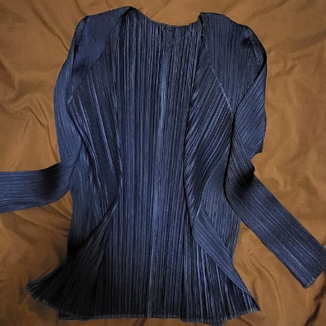 PLEATS PLEASE ISSEY MIYAKE(プリーツプリーズイッセイミヤケ)のPLEATS PLEASE 紺色カーディガン レディースのトップス(カーディガン)の商品写真