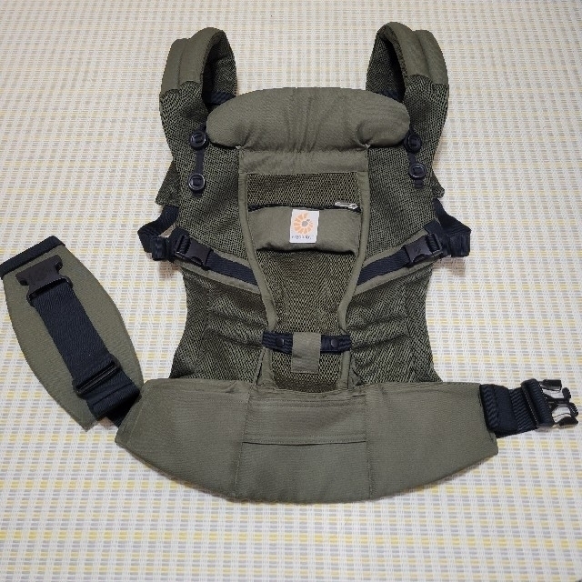 Ergobaby(エルゴベビー)のエルゴベビー　アダプト　クールエア　抱っこ紐(色:ローデン) キッズ/ベビー/マタニティの外出/移動用品(抱っこひも/おんぶひも)の商品写真