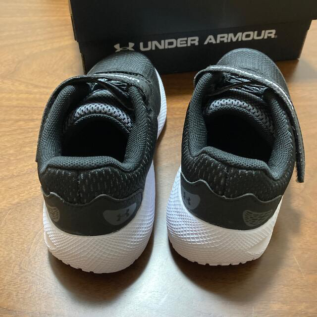 UNDER ARMOUR(アンダーアーマー)の【新品】UAプレスクール　パスート2AC（ランニング）スニーカー　キッズ キッズ/ベビー/マタニティのキッズ靴/シューズ(15cm~)(スニーカー)の商品写真