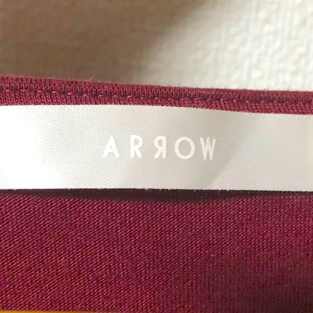 ARROW(アロー)のARROW  Ｖネック　トップス レディースのトップス(シャツ/ブラウス(半袖/袖なし))の商品写真