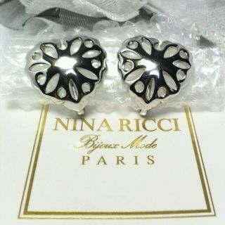 ニナリッチ(NINA RICCI)のNINA RICCI 刻印ハートイヤリング☆新品同様(イヤリング)