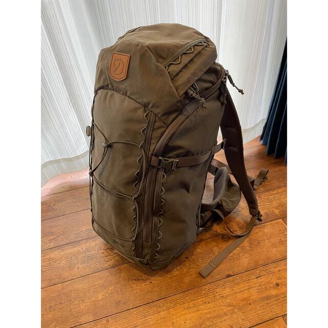 FJALL RAVEN(フェールラーベン)のFJALL RAVEN singi28 ダークオリーブ 新品未開封 メンズのバッグ(バッグパック/リュック)の商品写真