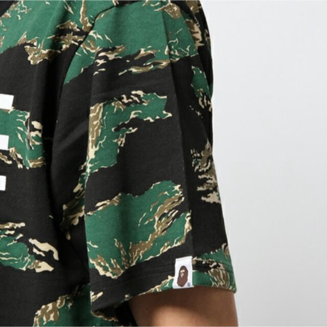 A BATHING APE(アベイシングエイプ)の新品 タグ付 BAPE タイガーストライプカモ ティー Sサイズ メンズのトップス(Tシャツ/カットソー(半袖/袖なし))の商品写真