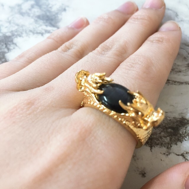 フリーサイズ　双頭龍　ツインドラゴン　リング　指輪　ゴールド メンズのアクセサリー(リング(指輪))の商品写真