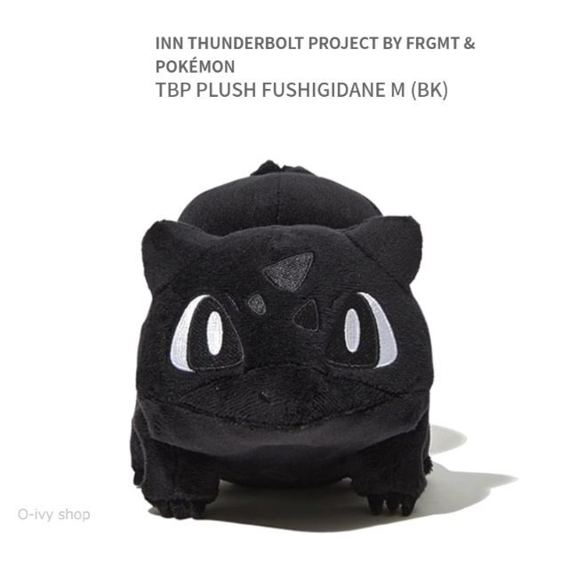 FRAGMENT(フラグメント)のフラグメント x ポケモン TBP PLUSH FUSHIGIDANE M エンタメ/ホビーのおもちゃ/ぬいぐるみ(ぬいぐるみ)の商品写真