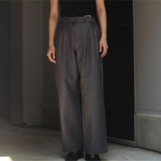 YOKE 21AW BELTED LEATHER 2TUCK TROUSERS | www.unimac.az