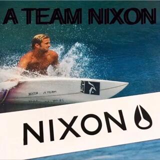 ニクソン(NIXON)のNIXONニクソンUS限定ボックスロゴバナーteamステッカーwhite(サーフィン)