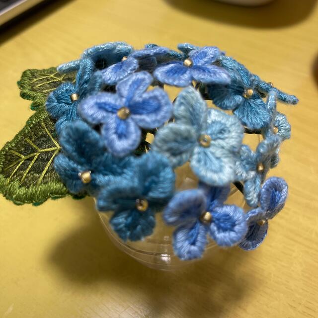 立体刺繍の花 ハンドメイドのアクセサリー(コサージュ/ブローチ)の商品写真