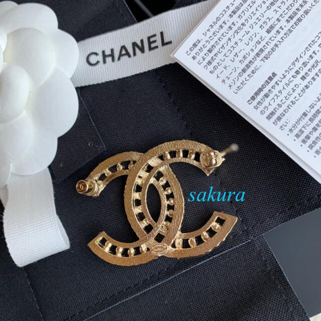 CHANEL(シャネル)の新品未使用 シャネル CHANEL ブローチ ラインストーン レディースのアクセサリー(ブローチ/コサージュ)の商品写真