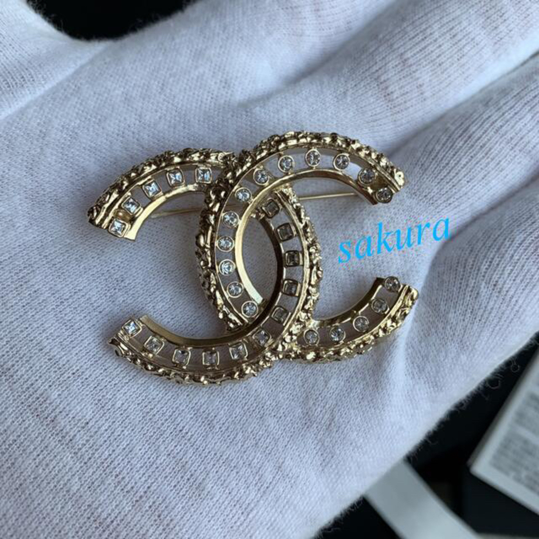 新品未使用】CHANEL /シャネルストーン付 ピンブローチゴールドタグ箱 新品未使用】CHANEL /シャネルストーン付 ピンブローチゴールドタグ箱