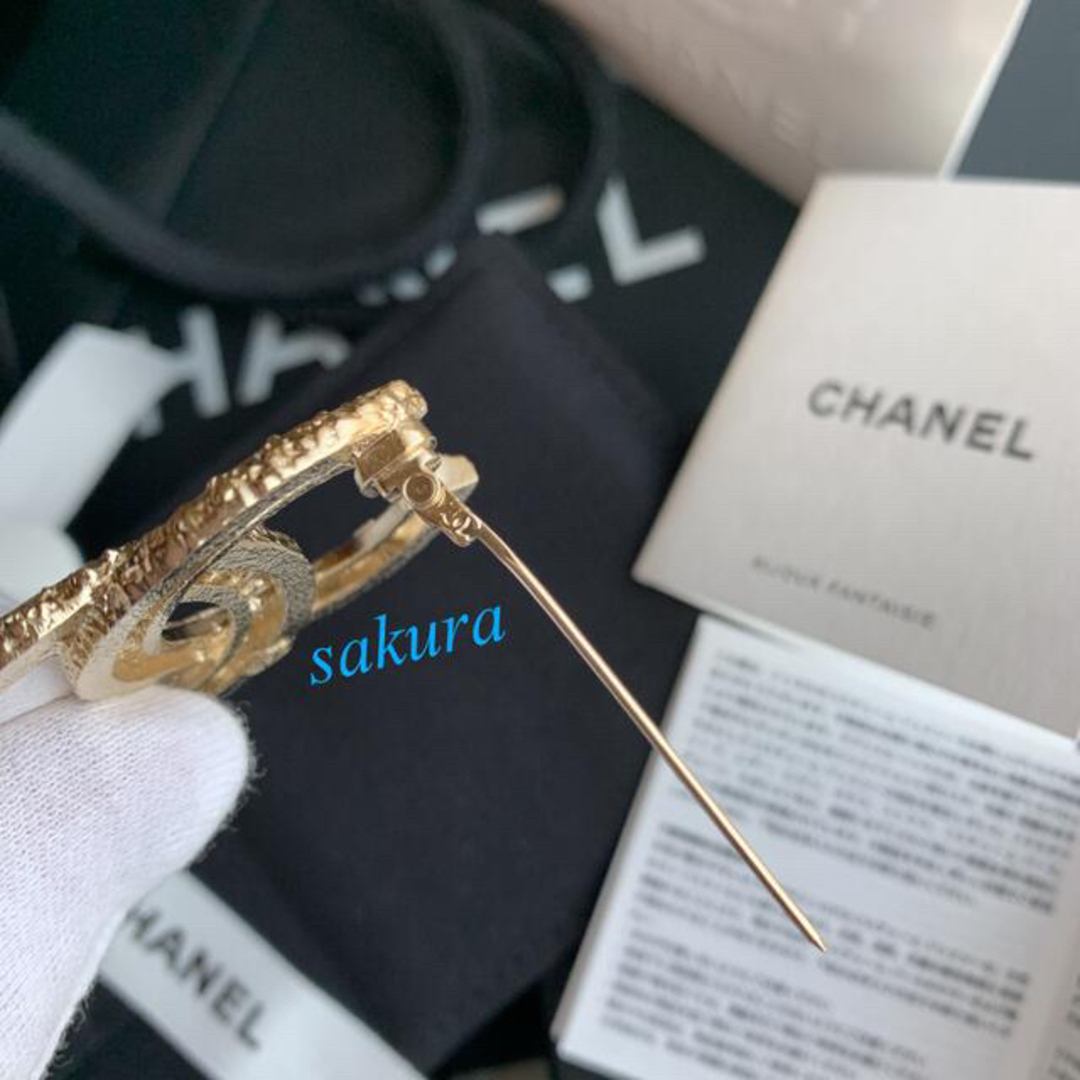 CHANEL(シャネル)の新品未使用 シャネル CHANEL ブローチ ラインストーン レディースのアクセサリー(ブローチ/コサージュ)の商品写真