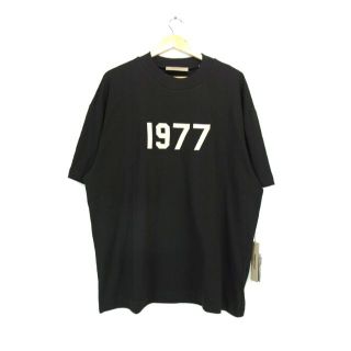 フィアオブゴッド(FEAR OF GOD)のエッセンシャルズESSENTIALS■22SS 1977 フロントロゴTシャツ(Tシャツ/カットソー(半袖/袖なし))