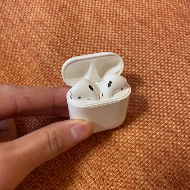 Apple(アップル)の【AirPods】第1世代 充電コード未使用 スマホ/家電/カメラのオーディオ機器(ヘッドフォン/イヤフォン)の商品写真