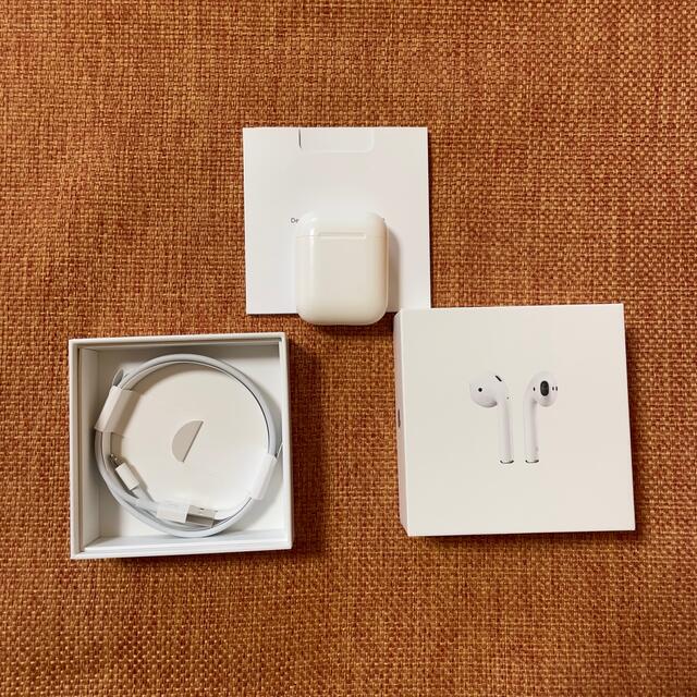 Apple(アップル)の【AirPods】第1世代 充電コード未使用 スマホ/家電/カメラのオーディオ機器(ヘッドフォン/イヤフォン)の商品写真