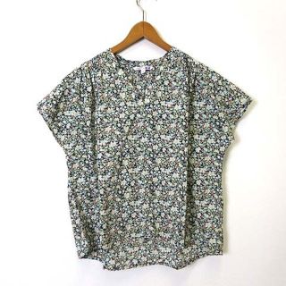 ユニクロ(UNIQLO)のユニクロ LIBERTY コラボ ブラウス カットソー 花柄 半袖 M 紺 黄緑(シャツ/ブラウス(半袖/袖なし))