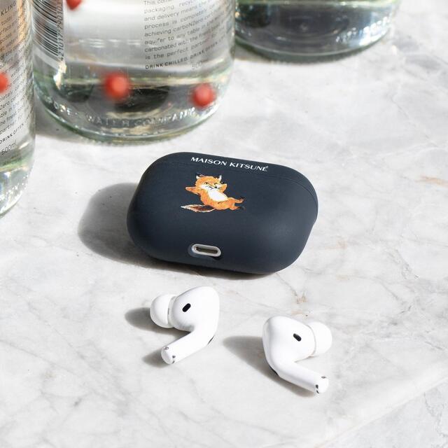 MAISON KITSUNE'(メゾンキツネ)のメゾンキツネ Chillax Fox AirPods Pro ケース スマホ/家電/カメラのスマホアクセサリー(モバイルケース/カバー)の商品写真