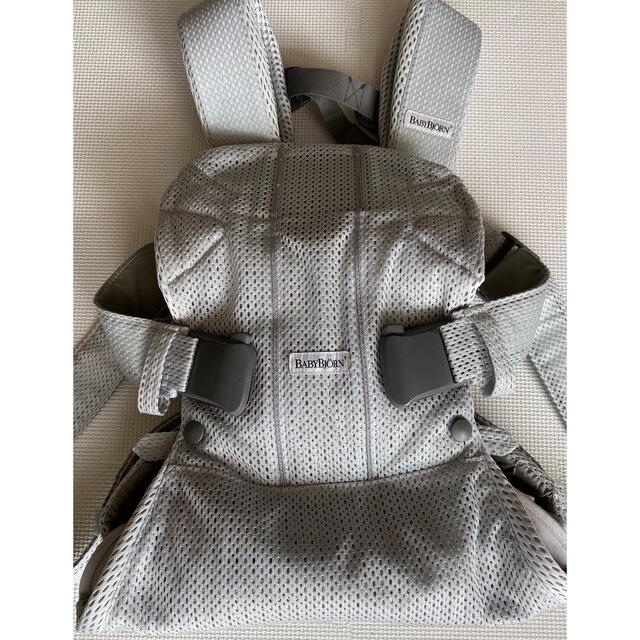 BABYBJORN(ベビービョルン)の最終値下げBabyBjorn ベビーキャリア ONE KAI Air  シルバー キッズ/ベビー/マタニティの外出/移動用品(抱っこひも/おんぶひも)の商品写真