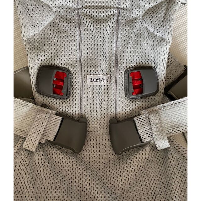 BABYBJORN(ベビービョルン)の最終値下げBabyBjorn ベビーキャリア ONE KAI Air  シルバー キッズ/ベビー/マタニティの外出/移動用品(抱っこひも/おんぶひも)の商品写真