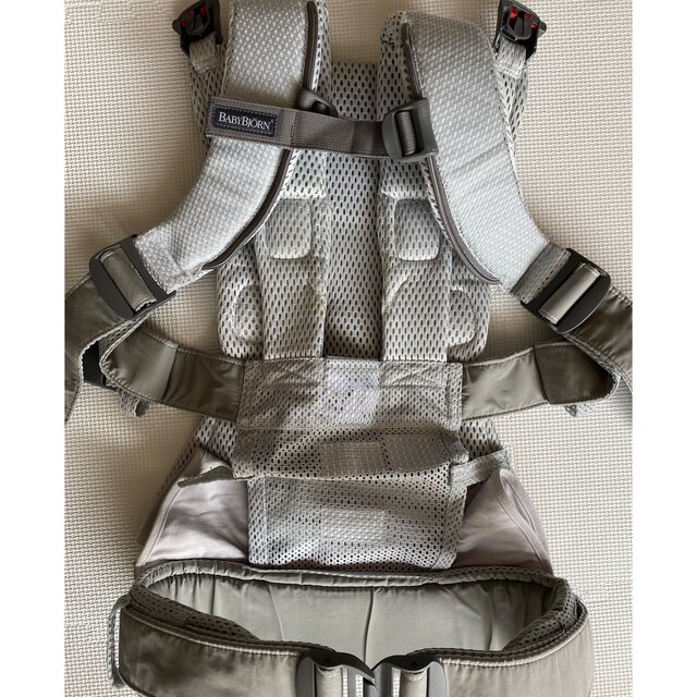 BABYBJORN(ベビービョルン)の最終値下げBabyBjorn ベビーキャリア ONE KAI Air  シルバー キッズ/ベビー/マタニティの外出/移動用品(抱っこひも/おんぶひも)の商品写真