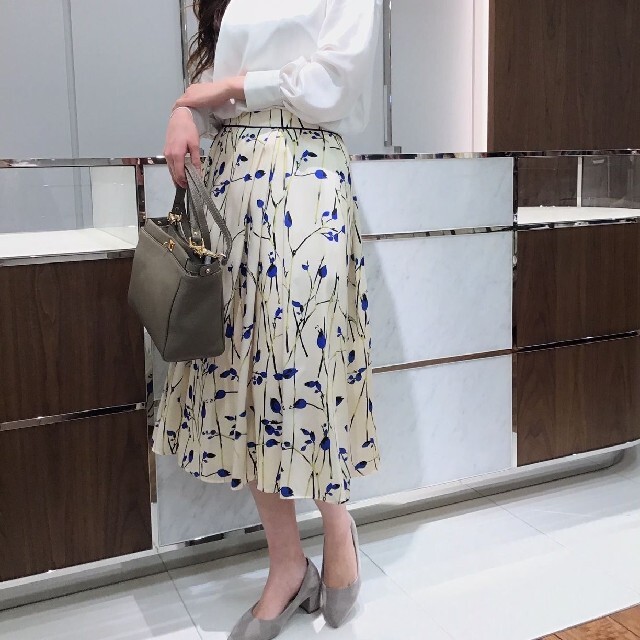ANAYI - ☆アナイ☆美品 ラインプリントフラワータックスカート 38の ANAYI - ☆アナイ☆美品 ラインプリントフラワータックスカート 38の