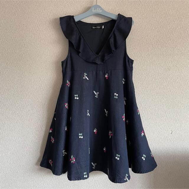 BeBe(ベベ)の美品 BeBe♡春服 デニムワンピース フリルワンピース 花刺繍 鈴蘭♡130 キッズ/ベビー/マタニティのキッズ服女の子用(90cm~)(ワンピース)の商品写真