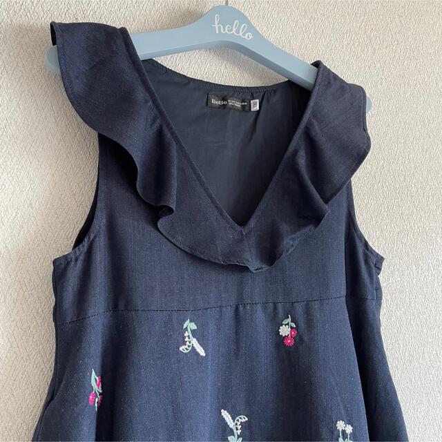 BeBe(ベベ)の美品 BeBe♡春服 デニムワンピース フリルワンピース 花刺繍 鈴蘭♡130 キッズ/ベビー/マタニティのキッズ服女の子用(90cm~)(ワンピース)の商品写真