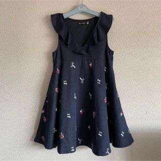 ベベ(BeBe)の美品 BeBe♡春服 デニムワンピース フリルワンピース 花刺繍 鈴蘭♡130(ワンピース)