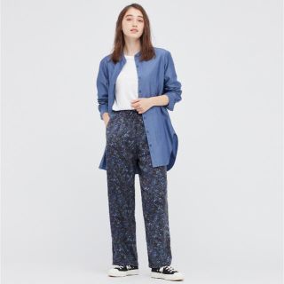 ユニクロ(UNIQLO)の新品 ユニクロ  サテンドレープストレートパンツ 花柄 ブルー XL タグ付き(カジュアルパンツ)