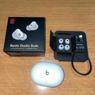 ビーツ(Beats)のBeats Studio Buds（ホワイト）【G様専用】(ヘッドフォン/イヤフォン)