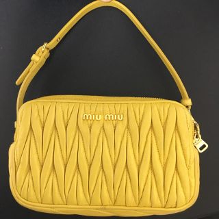 ミュウミュウ(miumiu)の【Mcad様専用】miumiuマトラッセバンドバッグ(ハンドバッグ)