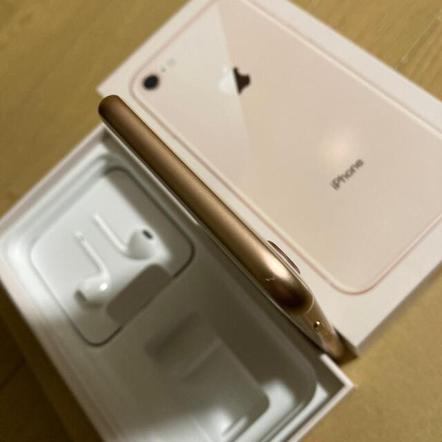 iPhone(アイフォーン)のiphone 8  b simフリー ゴールドmq7a2j/a  携帯電話 スマホ/家電/カメラのスマートフォン/携帯電話(スマートフォン本体)の商品写真