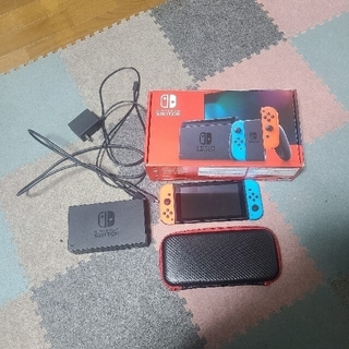 ニンテンドースイッチ(Nintendo Switch)の任天堂　スイッチ　ケース付き(家庭用ゲーム機本体)
