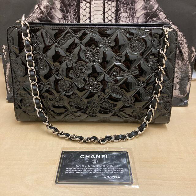 CHANELエナメルバッグ