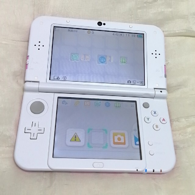 ニンテンドー3DS(ニンテンドー3DS)のnew3ds ll ピンク × ホワイト エンタメ/ホビーのゲームソフト/ゲーム機本体(携帯用ゲーム機本体)の商品写真