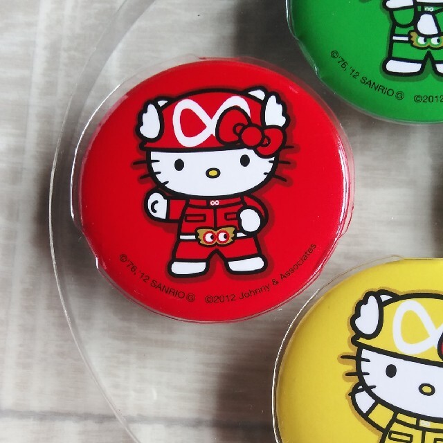 サンリオ(サンリオ)のハローキティ缶バッジ❤1個¥300 エンタメ/ホビーのおもちゃ/ぬいぐるみ(キャラクターグッズ)の商品写真