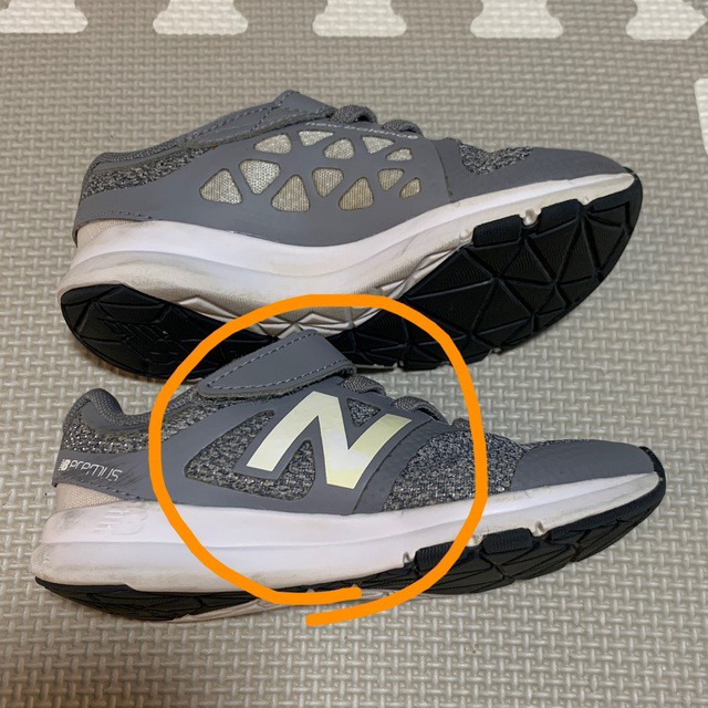 New Balance(ニューバランス)のスニーカー　グレー　15.5cm キッズ/ベビー/マタニティのキッズ靴/シューズ(15cm~)(スニーカー)の商品写真