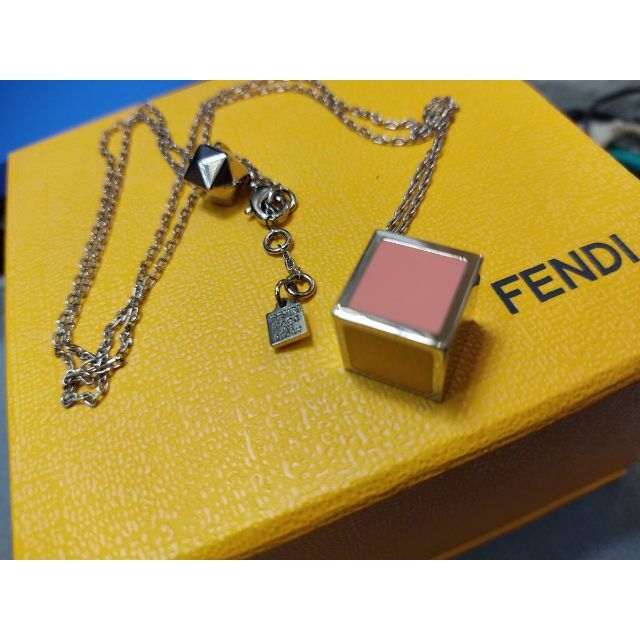FENDI - FENDI(フェンディ)　シルバー・ピンク・イエローカラー　キューブ　ネックレス