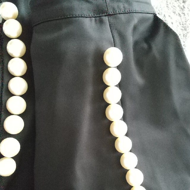 Chesty(チェスティ)のトレフルプラスワン　新品未使用品　パール　タック　フレアスカート　02 黒 レディースのスカート(ひざ丈スカート)の商品写真
