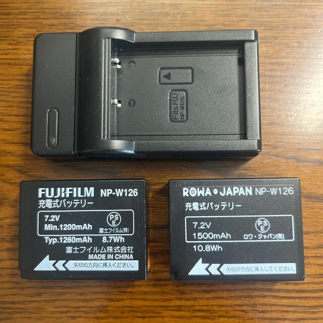 富士フイルム(フジフイルム)のFUJIFILM NP-W126 純正と社外　ROWA チャージャー スマホ/家電/カメラのカメラ(ミラーレス一眼)の商品写真