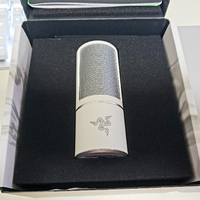 Razer(レイザー)のRazer SEIREN X MERCURY WHITE コンデンサーマイク 楽器のレコーディング/PA機器(マイク)の商品写真