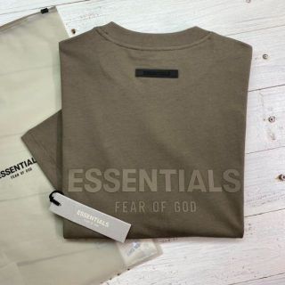 フィアオブゴッド(FEAR OF GOD)の新品【メンズS】★エッセンシャルズ★厚手バックプリント半袖Tシャツ/こげ茶(Tシャツ/カットソー(半袖/袖なし))