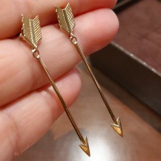 ジュエリーツツミ(JEWELRY TSUTSUMI)の10金アローピアス(ピアス)