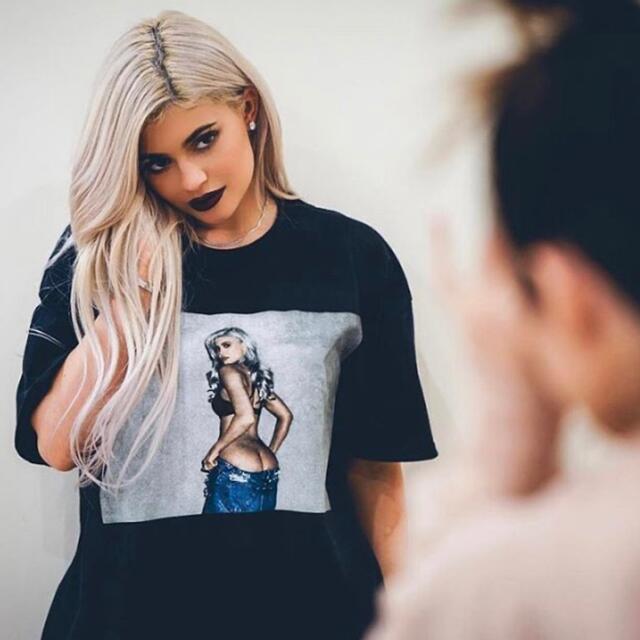 Kylie Cosmetics(カイリーコスメティックス)のThe Kylie Shop レディースのトップス(Tシャツ(半袖/袖なし))の商品写真