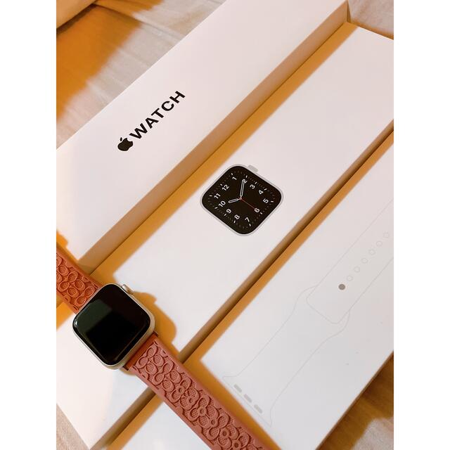 Apple Watch se 40 シルバーアルミニウムケース スポーツバンド白 - 腕時計