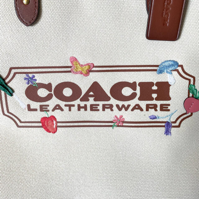 COACH(コーチ)のSALE！コーチ　野菜のモチーフがかわいいキャンパストートバッグショルダー レディースのバッグ(トートバッグ)の商品写真